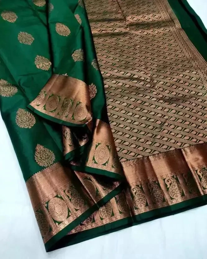 Exceptional Dark Green Soft Silk Saree With Traditional Blouse Piece